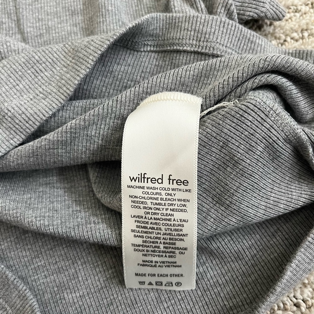 Aritzia Ribbed Baby Tee - Picture 3 of 3